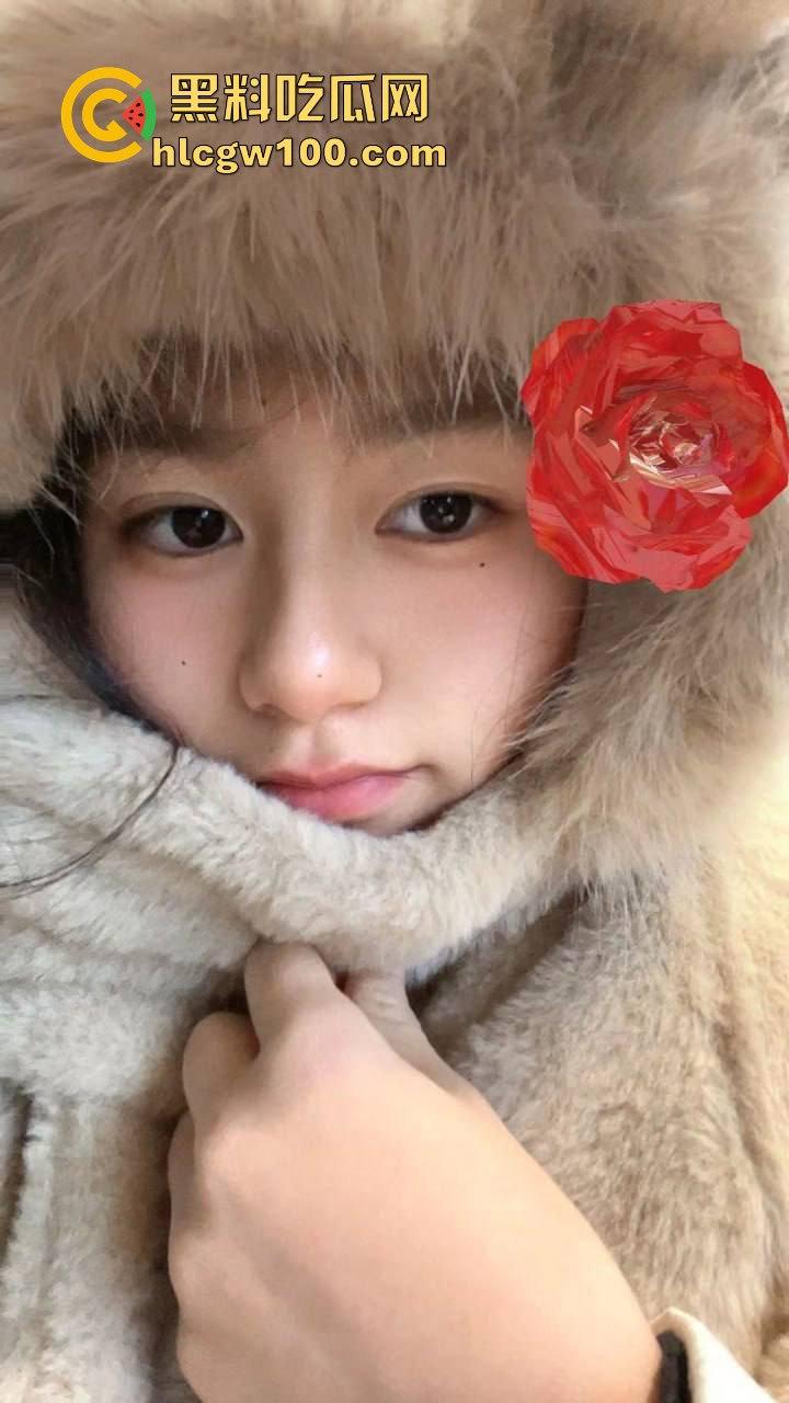 湖南服装学院大一反差学生【刘妍妍】在家大胆下海黄播自慰，全程卖骚挑逗勾引金主。  第2张