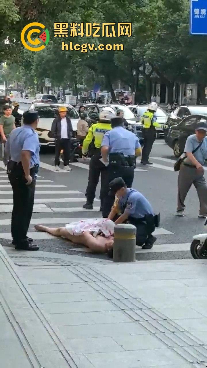 瓜友爆料大早上惊现裸奔疯子！当街骚扰女性，帽子叔叔出马才把他制服！  第2张