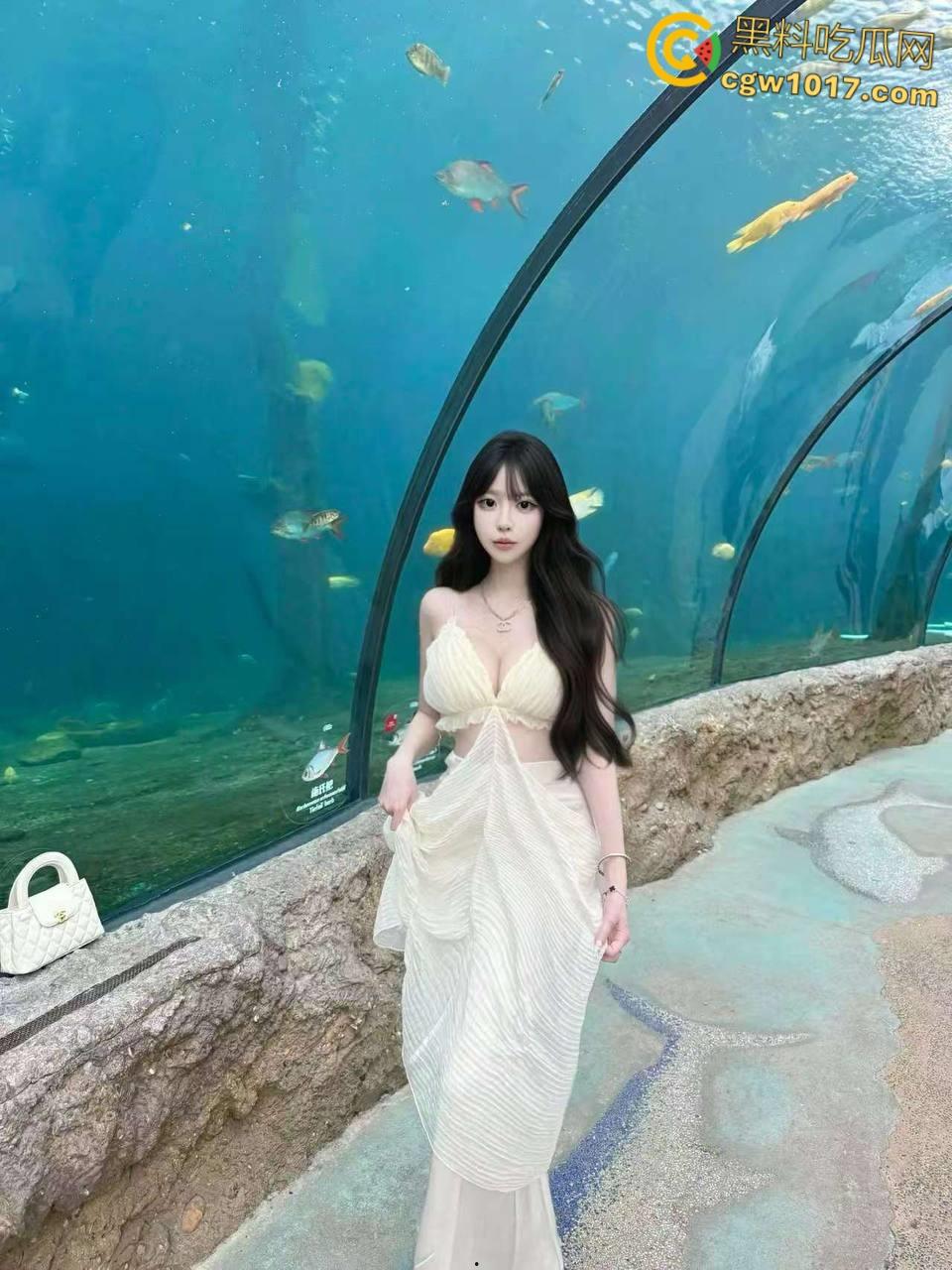 看到姐姐的白丝玉足，饭都不吃了让姐姐帮我口交，把老姐按在桌子上爆操，回到酒店接着口爆颜射！  第1张