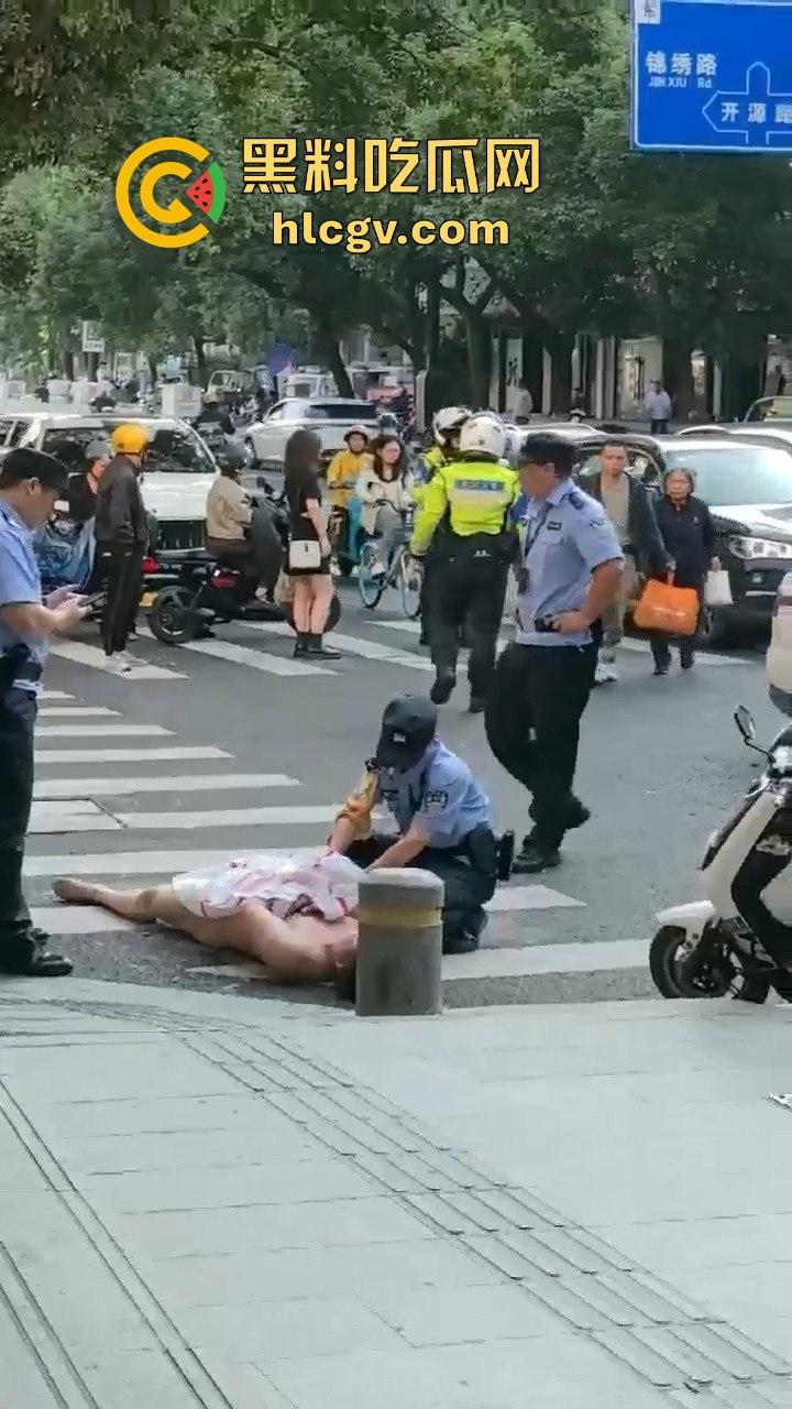 瓜友爆料大早上惊现裸奔疯子！当街骚扰女性，帽子叔叔出马才把他制服！  第3张
