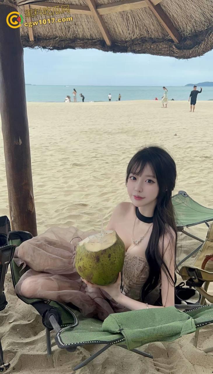 看到姐姐的白丝玉足，饭都不吃了让姐姐帮我口交，把老姐按在桌子上爆操，回到酒店接着口爆颜射！  第2张