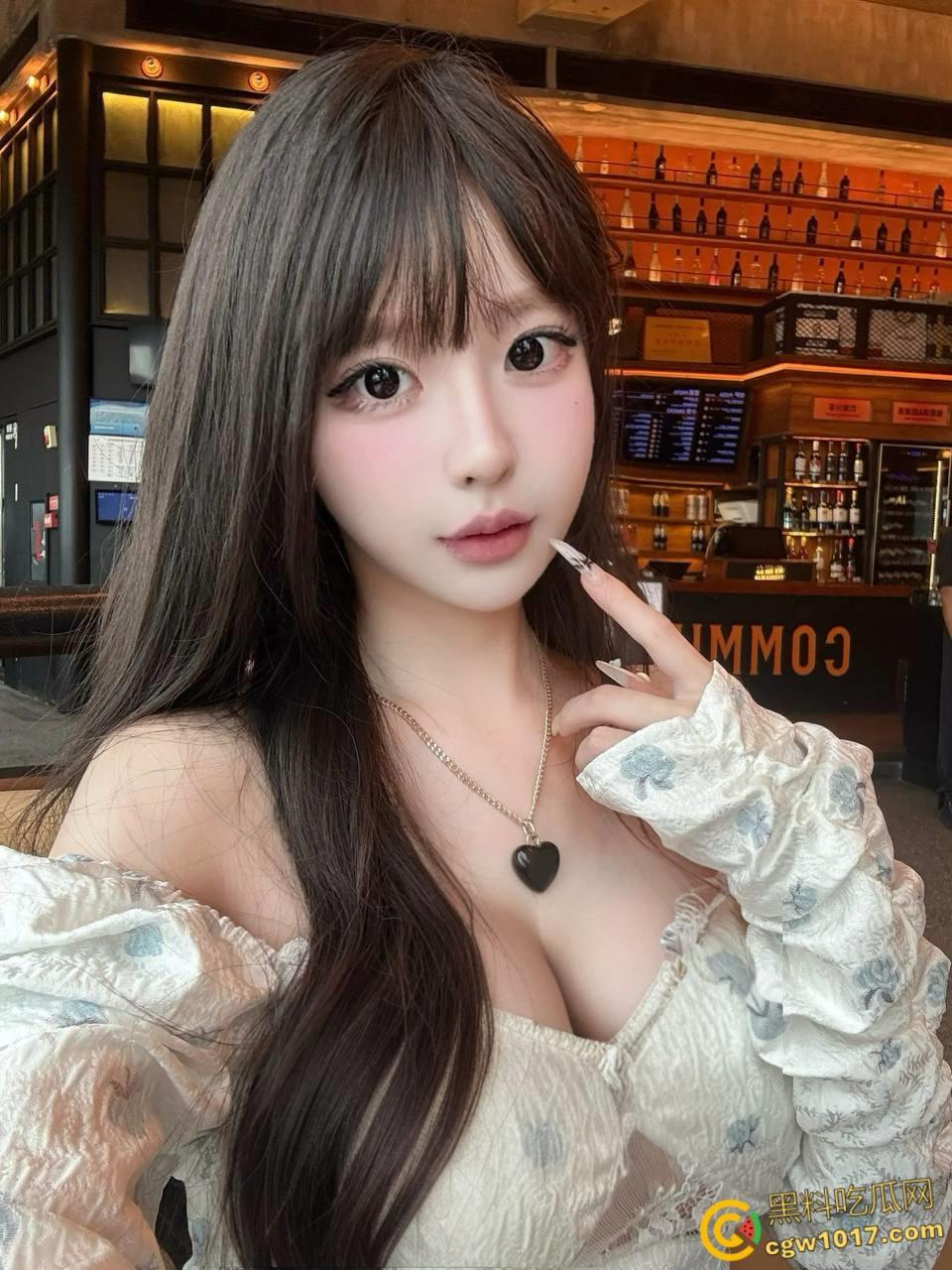 看到姐姐的白丝玉足，饭都不吃了让姐姐帮我口交，把老姐按在桌子上爆操，回到酒店接着口爆颜射！  第3张