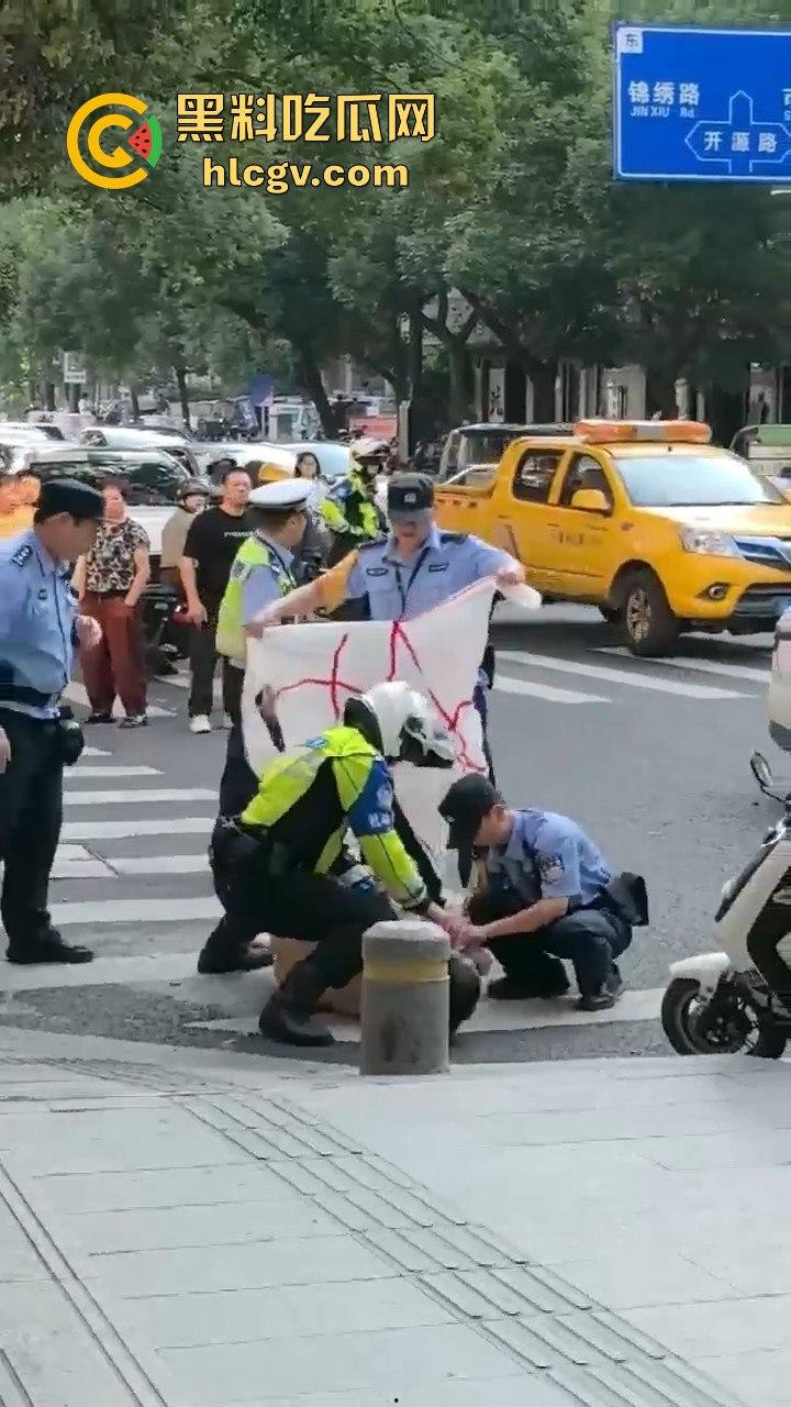 瓜友爆料大早上惊现裸奔疯子！当街骚扰女性，帽子叔叔出马才把他制服！  第4张