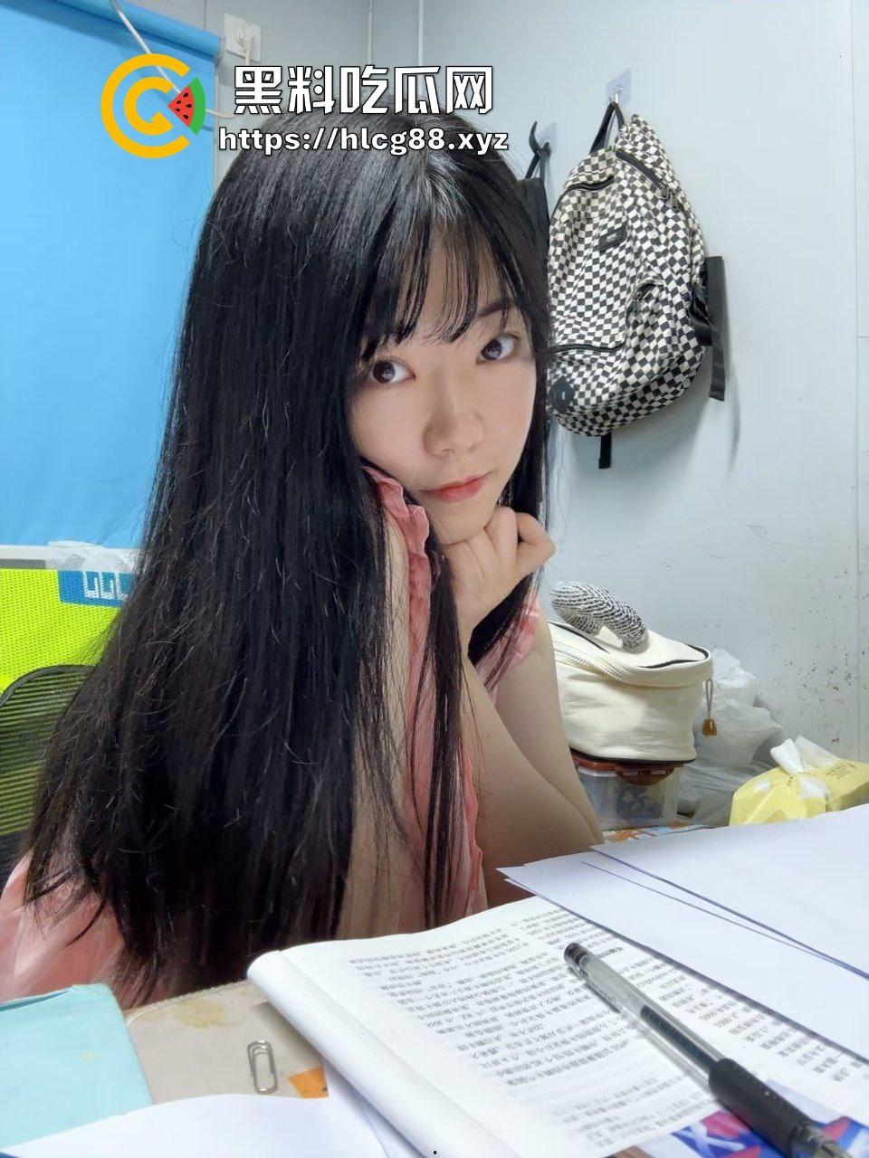 福建艺术学校清纯小太妹，高中就已是肉便器榨精小能手，酒店暴插嫩穴直冒白浆还不舍得拔出！  第2张