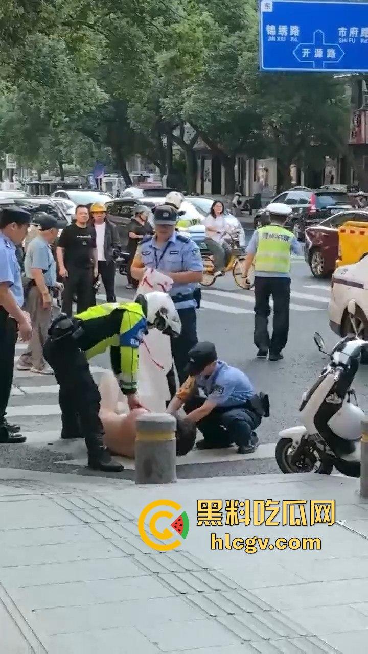 瓜友爆料大早上惊现裸奔疯子！当街骚扰女性，帽子叔叔出马才把他制服！  第5张