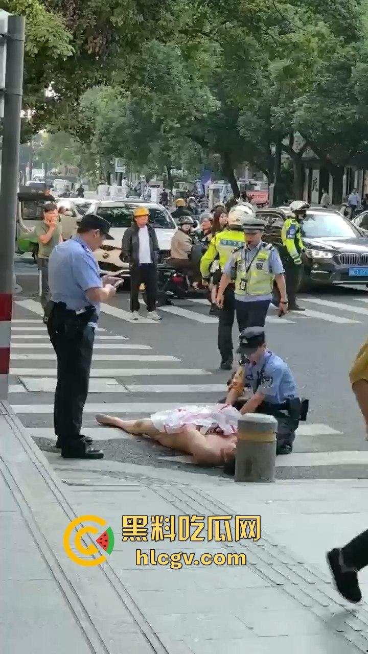瓜友爆料大早上惊现裸奔疯子！当街骚扰女性，帽子叔叔出马才把他制服！  第6张