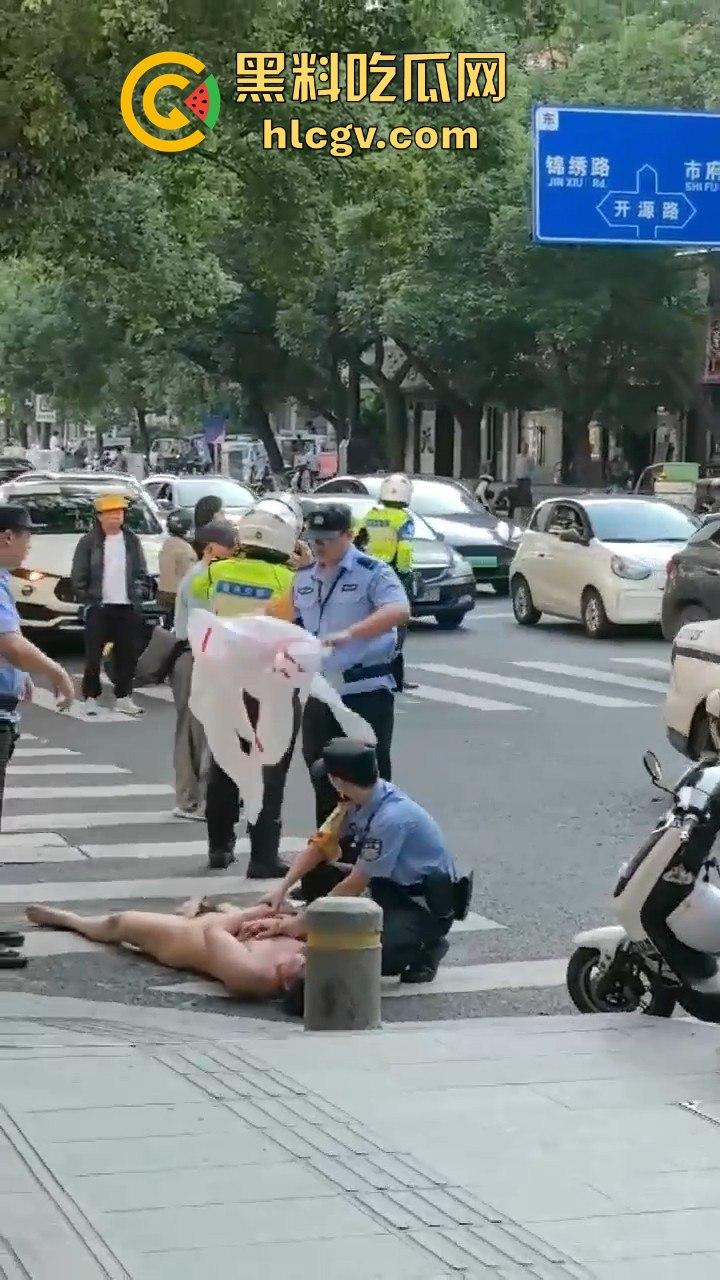 瓜友爆料大早上惊现裸奔疯子！当街骚扰女性，帽子叔叔出马才把他制服！  第7张