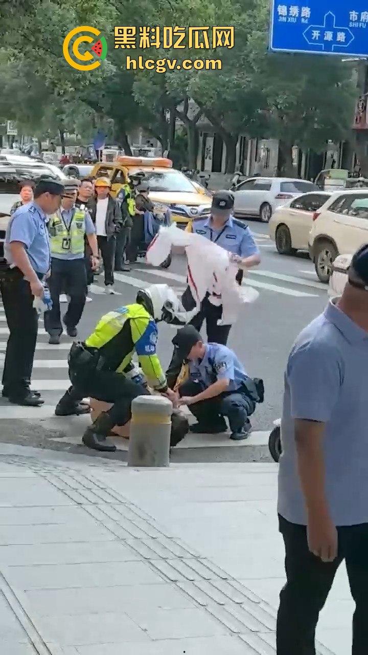 瓜友爆料大早上惊现裸奔疯子！当街骚扰女性，帽子叔叔出马才把他制服！  第8张