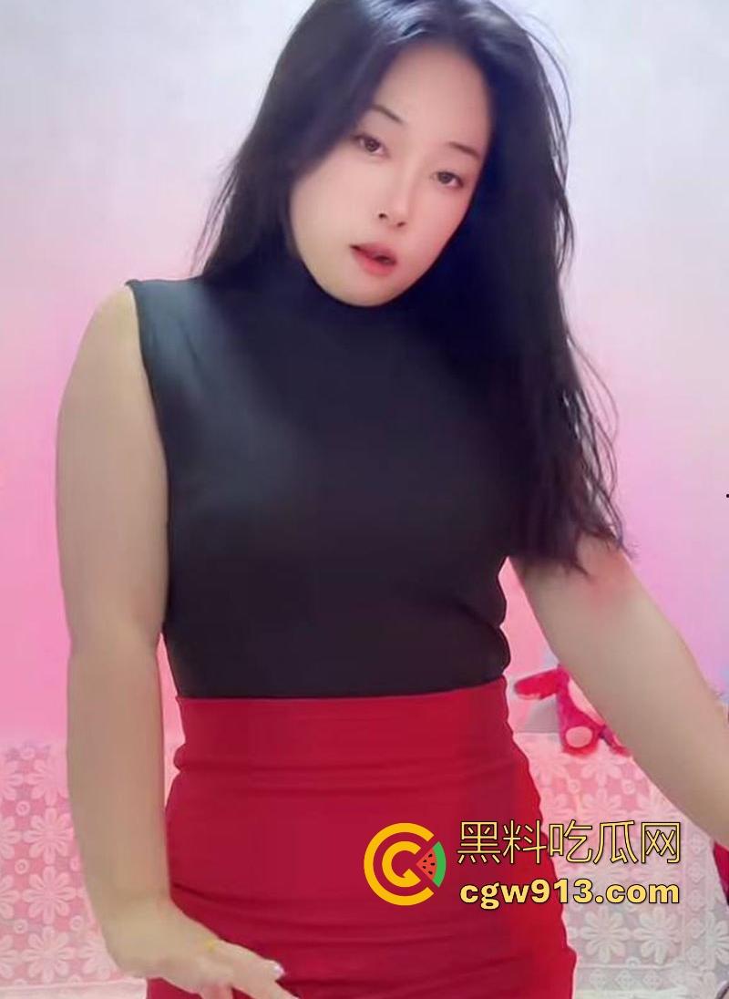 快手网红【草莓味的小可乐】私密视频流出，御姐气质风情万种，性感舞姿令人目不转睛！  第4张