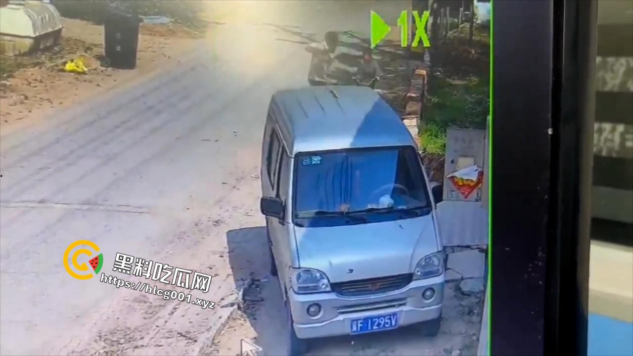 山东聊城市冠县六旬男子当街伤害9岁男童 拿起头来在墙上砸的血肉模糊 现场无码视频流出  第1张