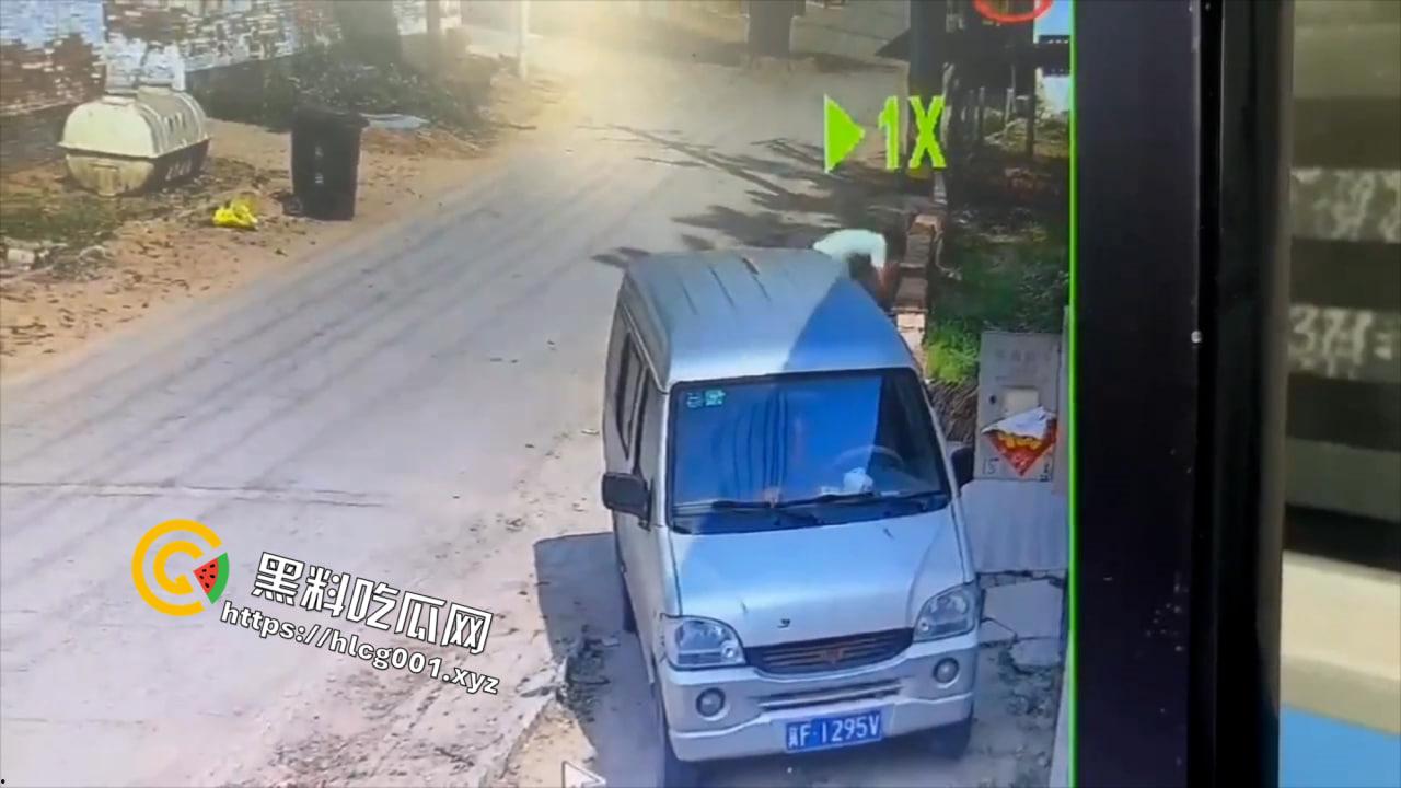 山东聊城市冠县六旬男子当街伤害9岁男童 拿起头来在墙上砸的血肉模糊 现场无码视频流出  第2张