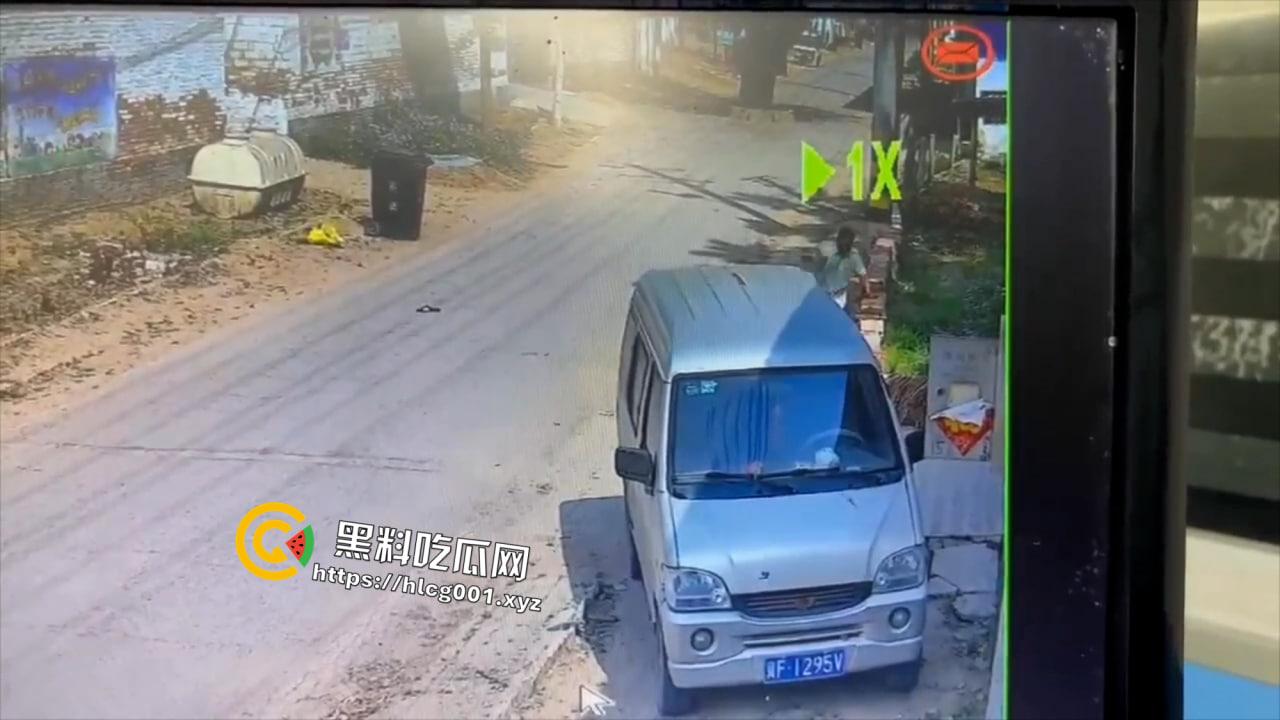 山东聊城市冠县六旬男子当街伤害9岁男童 拿起头来在墙上砸的血肉模糊 现场无码视频流出  第3张