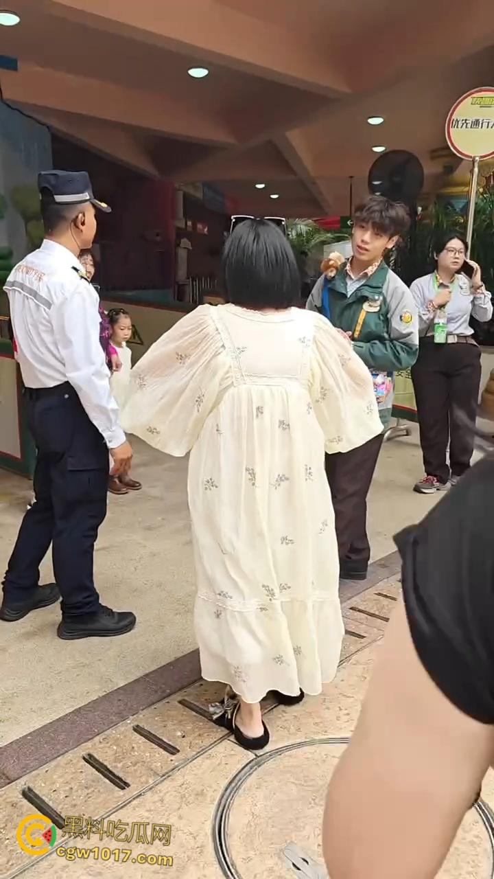 广州长隆野生动物园，长裙美女为狗大闹，不听劝阻当街闹事，怒砸玩具车扔路人，最终被安保人员请出 ！  第2张