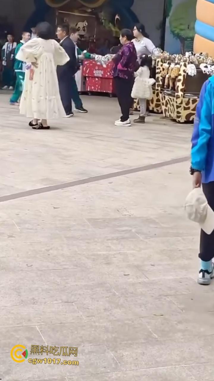 广州长隆野生动物园，长裙美女为狗大闹，不听劝阻当街闹事，怒砸玩具车扔路人，最终被安保人员请出 ！  第6张