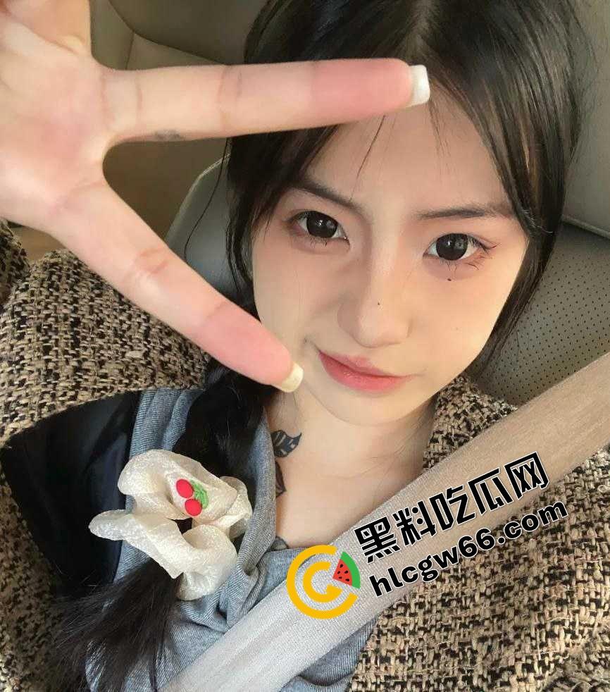 江西纹身小太妹【李妍】黑丝白丝开档互穿，宾馆跪舔社会大哥，黑丝白丝混合穿搭年轻就是无极限！  第1张