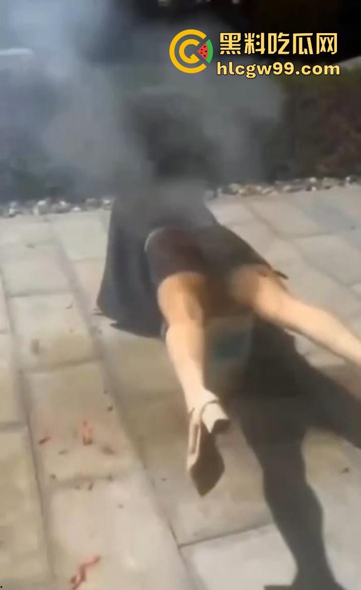 年度奇葩操作花式作死大赏,骚B玩烟花炸得怀疑人生,裤裆差点变发射器,你这是给自己放送新年倒计时? 第1张 年度奇葩操作花式作死大赏,骚B玩烟花炸得怀疑人生,裤裆差点变发射器,你这是给自己放送新年倒计时? 第1张