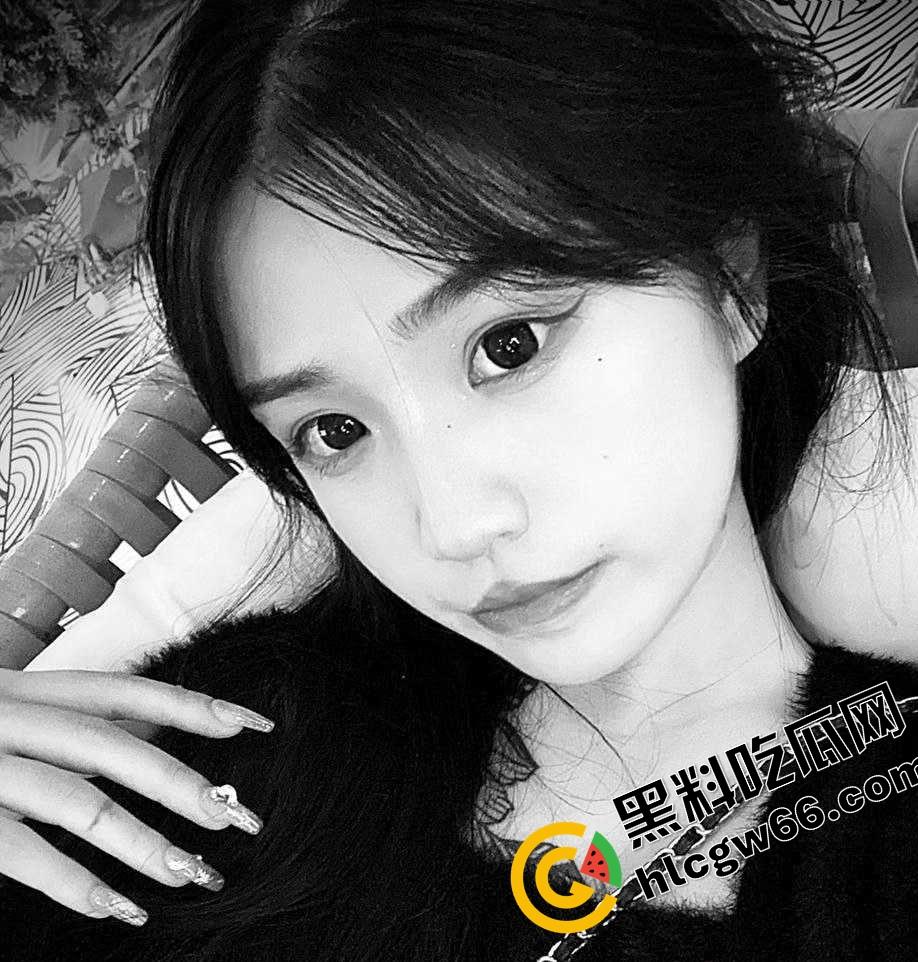 江西纹身小太妹【李妍】黑丝白丝开档互穿，宾馆跪舔社会大哥，黑丝白丝混合穿搭年轻就是无极限！  第2张