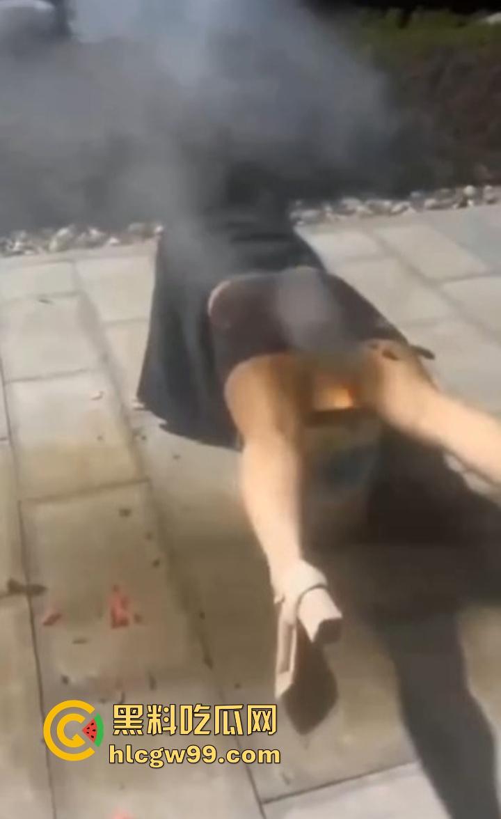 年度奇葩操作花式作死大赏,骚B玩烟花炸得怀疑人生,裤裆差点变发射器,你这是给自己放送新年倒计时? 第2张 年度奇葩操作花式作死大赏,骚B玩烟花炸得怀疑人生,裤裆差点变发射器,你这是给自己放送新年倒计时? 第2张