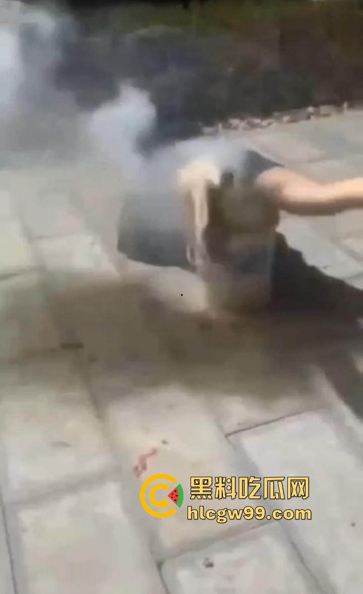 年度奇葩操作花式作死大赏,骚B玩烟花炸得怀疑人生,裤裆差点变发射器,你这是给自己放送新年倒计时? 第3张 年度奇葩操作花式作死大赏,骚B玩烟花炸得怀疑人生,裤裆差点变发射器,你这是给自己放送新年倒计时? 第3张