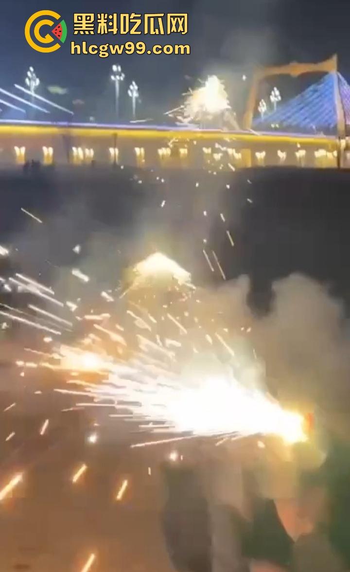 年度奇葩操作花式作死大赏,骚B玩烟花炸得怀疑人生,裤裆差点变发射器,你这是给自己放送新年倒计时? 第6张 年度奇葩操作花式作死大赏,骚B玩烟花炸得怀疑人生,裤裆差点变发射器,你这是给自己放送新年倒计时? 第6张