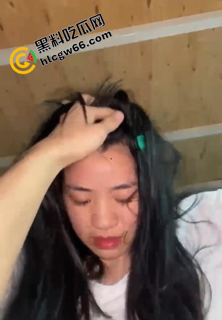 江西纹身小太妹【李妍】黑丝白丝开档互穿，宾馆跪舔社会大哥，黑丝白丝混合穿搭年轻就是无极限！  第8张