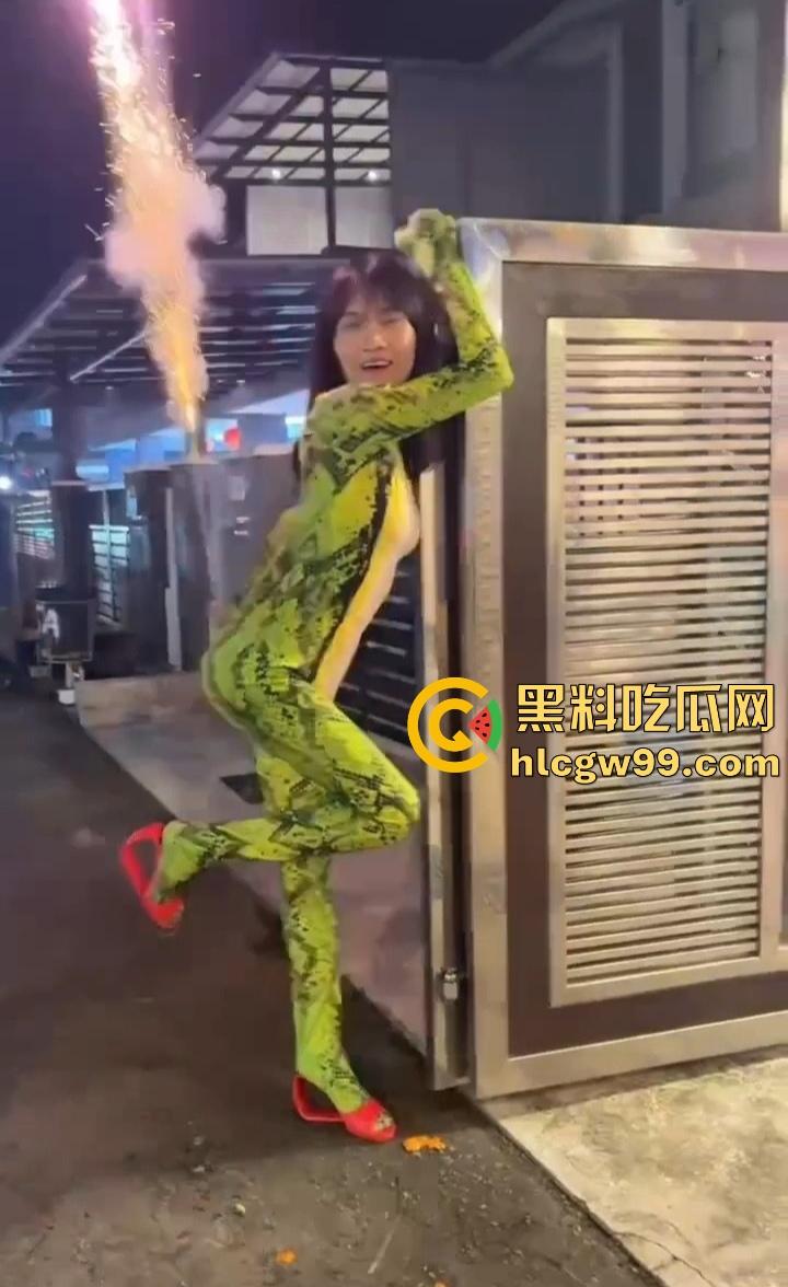 年度奇葩操作花式作死大赏,骚B玩烟花炸得怀疑人生,裤裆差点变发射器,你这是给自己放送新年倒计时? 第8张 年度奇葩操作花式作死大赏,骚B玩烟花炸得怀疑人生,裤裆差点变发射器,你这是给自己放送新年倒计时? 第8张