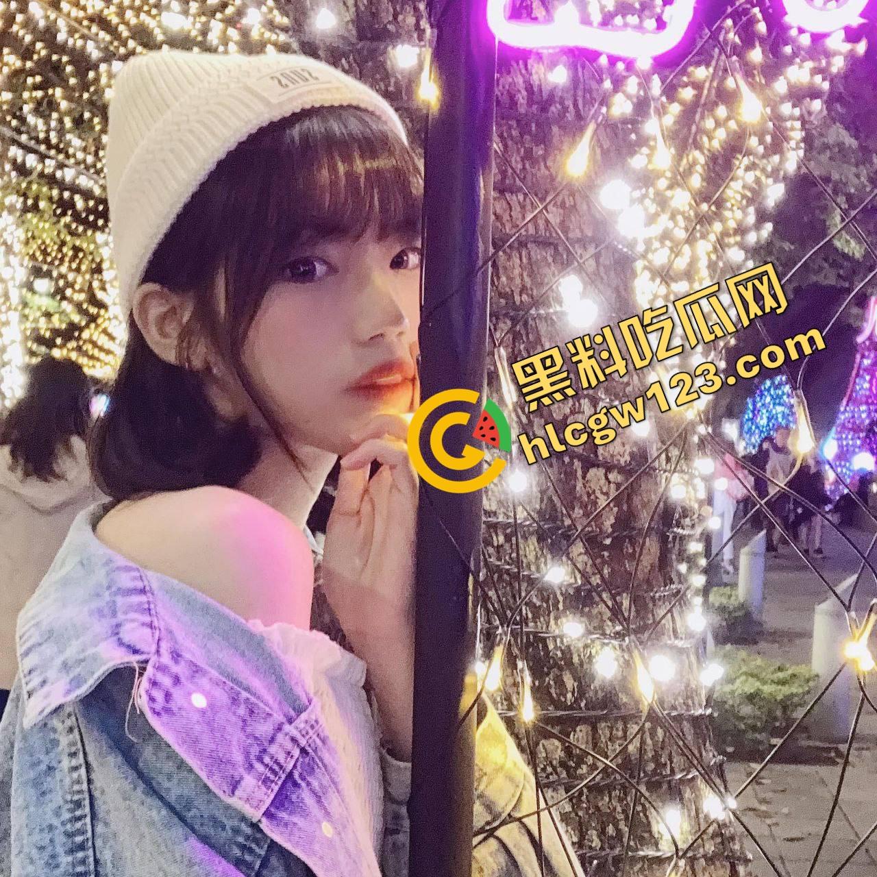 爸妈还在客厅看电视，弟弟偷偷溜进姐姐闺房强上亲姐，操的姐姐忍不住大叫...竟差点被爸妈发现！  第2张