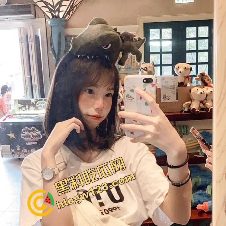 爸妈还在客厅看电视，弟弟偷偷溜进姐姐闺房强上亲姐，操的姐姐忍不住大叫...竟差点被爸妈发现！  第3张