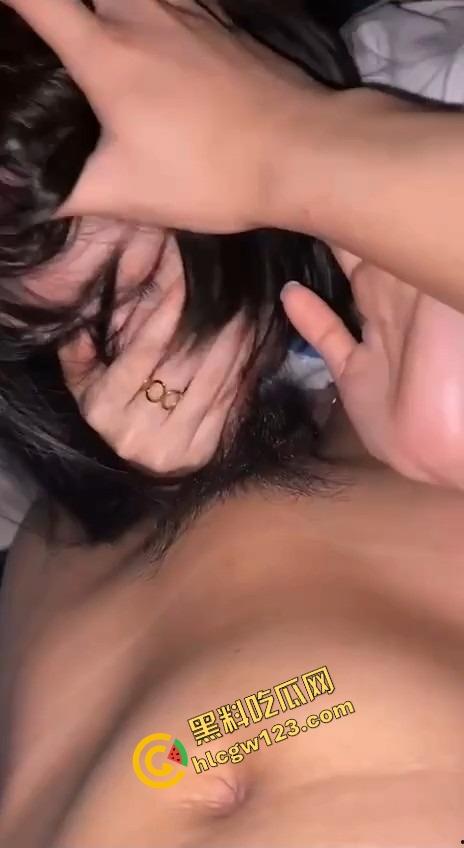 爸妈还在客厅看电视，弟弟偷偷溜进姐姐闺房强上亲姐，操的姐姐忍不住大叫...竟差点被爸妈发现！  第5张