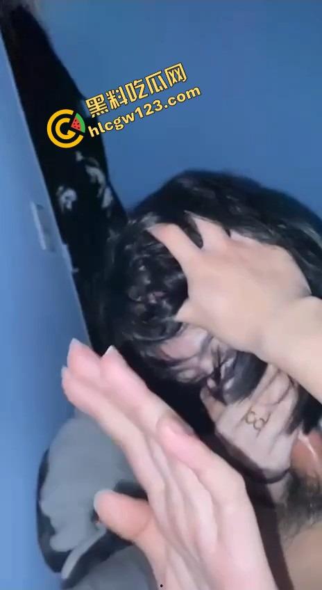 爸妈还在客厅看电视，弟弟偷偷溜进姐姐闺房强上亲姐，操的姐姐忍不住大叫...竟差点被爸妈发现！  第6张