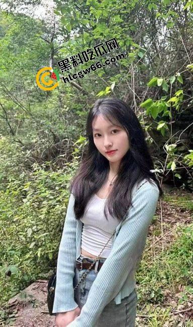 广州白云幼儿园清纯幼师【田梦】被渣男甩了狠踹，嫩逼私拍全漏光，奶子晃荡骚的勾人操烂她！  第1张