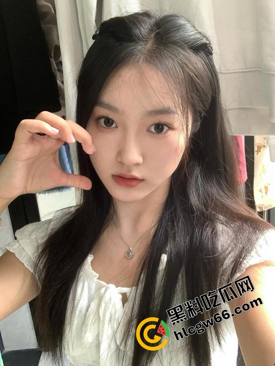 广州白云幼儿园清纯幼师【田梦】被渣男甩了狠踹，嫩逼私拍全漏光，奶子晃荡骚的勾人操烂她！  第3张