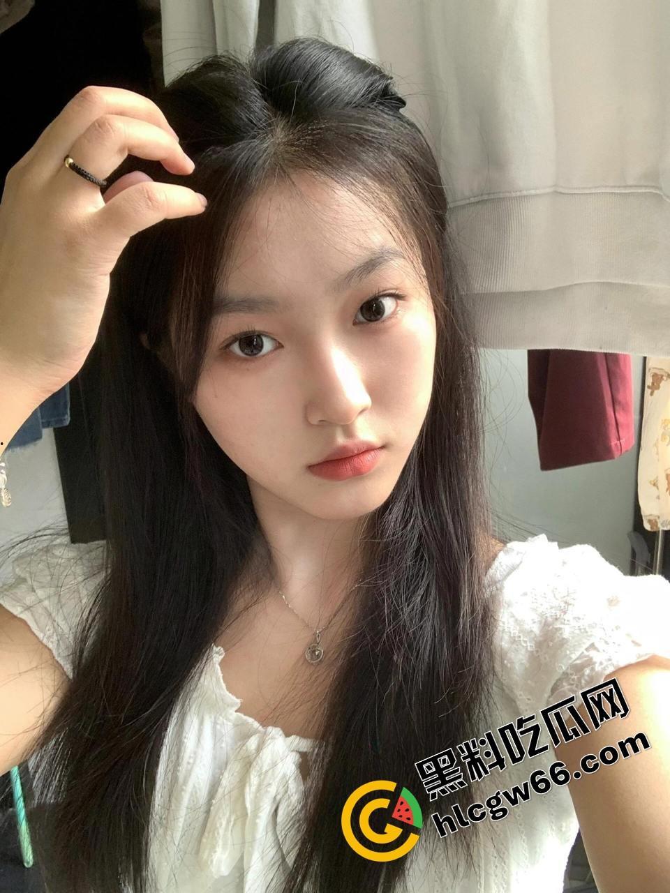 广州白云幼儿园清纯幼师【田梦】被渣男甩了狠踹，嫩逼私拍全漏光，奶子晃荡骚的勾人操烂她！  第4张