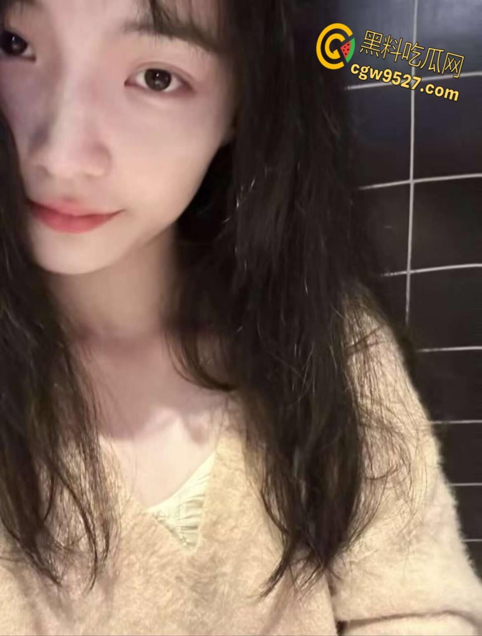 半夜给妹妹送咳嗽药，性感吊带故意弯腰露粉穴，妹妹淫魔上身狂舔大屌，女上骑乘白浆四溅  ! 第2张