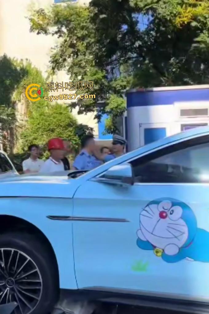 湖南衡阳红湘路口惊魂车祸！男孩睡意昏沉撞断摩托手腿，还撞警车，可笑的是交警扶他到警务室又睡着了！  第1张