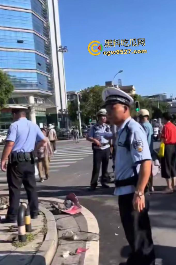 湖南衡阳红湘路口惊魂车祸！男孩睡意昏沉撞断摩托手腿，还撞警车，可笑的是交警扶他到警务室又睡着了！  第2张