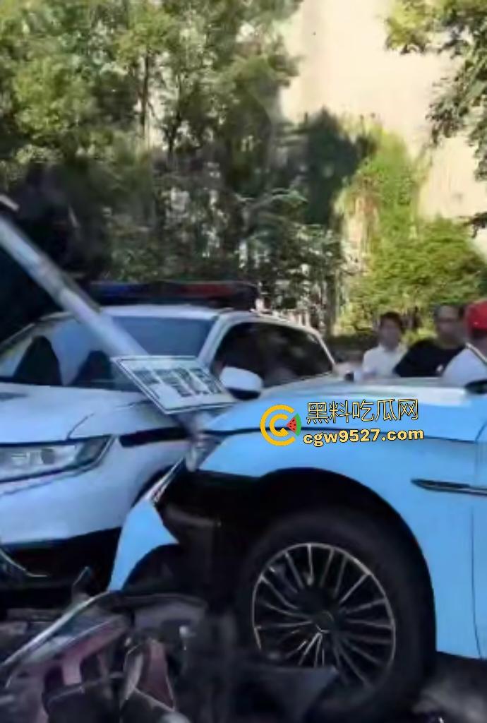 湖南衡阳红湘路口惊魂车祸！男孩睡意昏沉撞断摩托手腿，还撞警车，可笑的是交警扶他到警务室又睡着了！  第3张