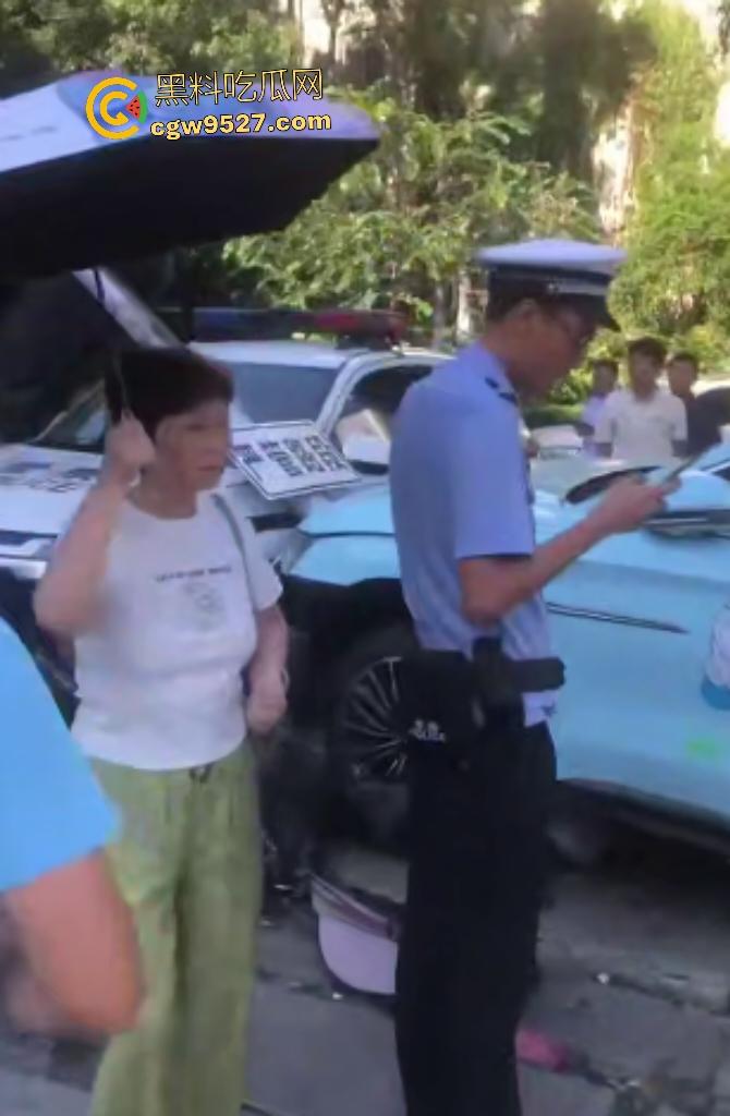 湖南衡阳红湘路口惊魂车祸！男孩睡意昏沉撞断摩托手腿，还撞警车，可笑的是交警扶他到警务室又睡着了！  第4张