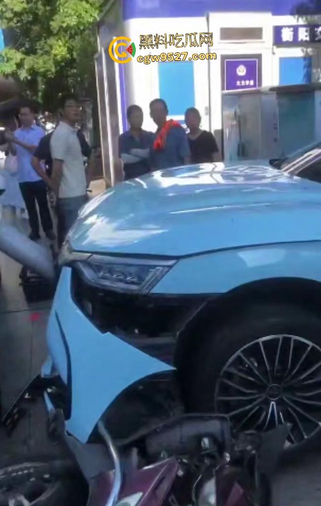 湖南衡阳红湘路口惊魂车祸！男孩睡意昏沉撞断摩托手腿，还撞警车，可笑的是交警扶他到警务室又睡着了！  第5张