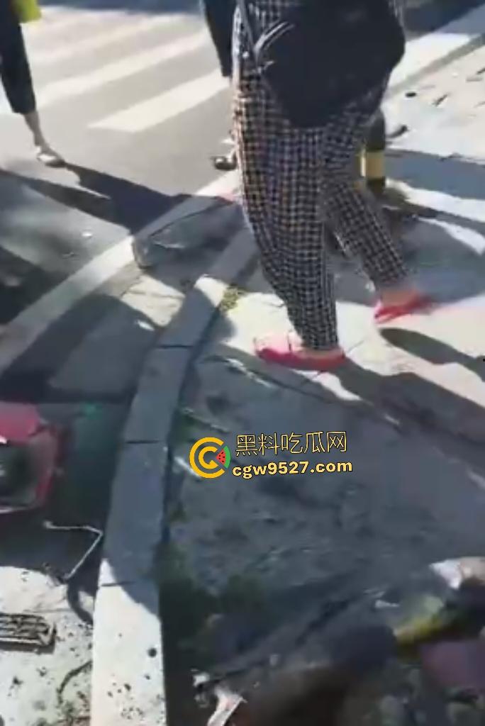 湖南衡阳红湘路口惊魂车祸！男孩睡意昏沉撞断摩托手腿，还撞警车，可笑的是交警扶他到警务室又睡着了！  第6张