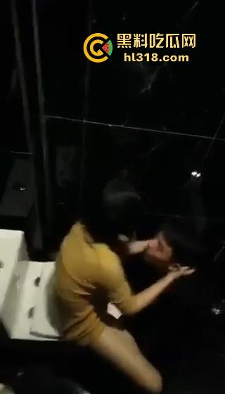 酒吧厕所激情舔逼！高大小男模埋头苦干，把少妇舔的淫水直流，腿夹着头都不想松开！淫荡无比！  第5张