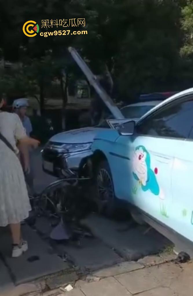 湖南衡阳红湘路口惊魂车祸！男孩睡意昏沉撞断摩托手腿，还撞警车，可笑的是交警扶他到警务室又睡着了！  第7张