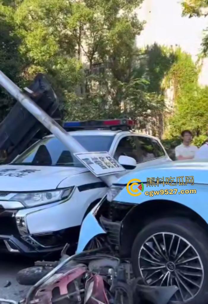 湖南衡阳红湘路口惊魂车祸！男孩睡意昏沉撞断摩托手腿，还撞警车，可笑的是交警扶他到警务室又睡着了！  第8张