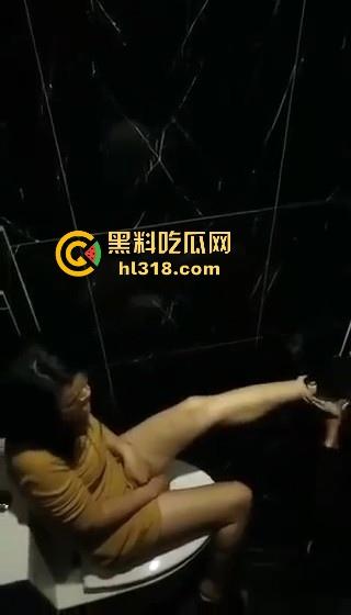 酒吧厕所激情舔逼！高大小男模埋头苦干，把少妇舔的淫水直流，腿夹着头都不想松开！淫荡无比！  第9张