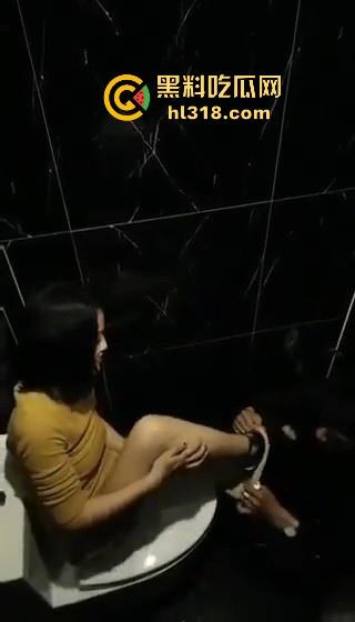 酒吧厕所激情舔逼！高大小男模埋头苦干，把少妇舔的淫水直流，腿夹着头都不想松开！淫荡无比！  第10张