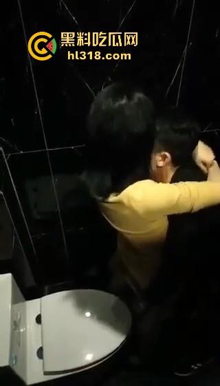 酒吧厕所激情舔逼！高大小男模埋头苦干，把少妇舔的淫水直流，腿夹着头都不想松开！淫荡无比！  第11张