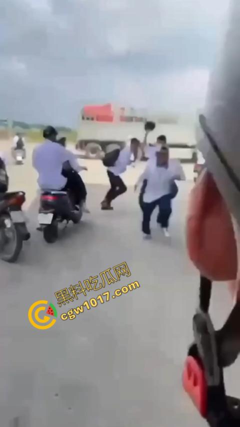 血流如注！越南青年绝地反击，刀刃直捅霸凌者脸颊，鲜血狂涌喷出，震惊全场！  第1张