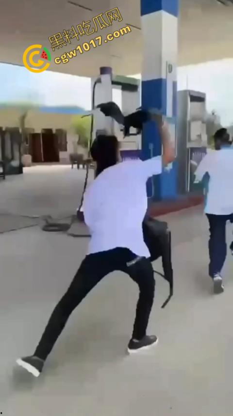 血流如注！越南青年绝地反击，刀刃直捅霸凌者脸颊，鲜血狂涌喷出，震惊全场！  第2张