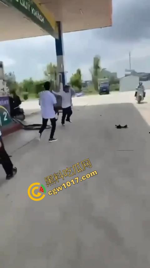 血流如注！越南青年绝地反击，刀刃直捅霸凌者脸颊，鲜血狂涌喷出，震惊全场！  第3张