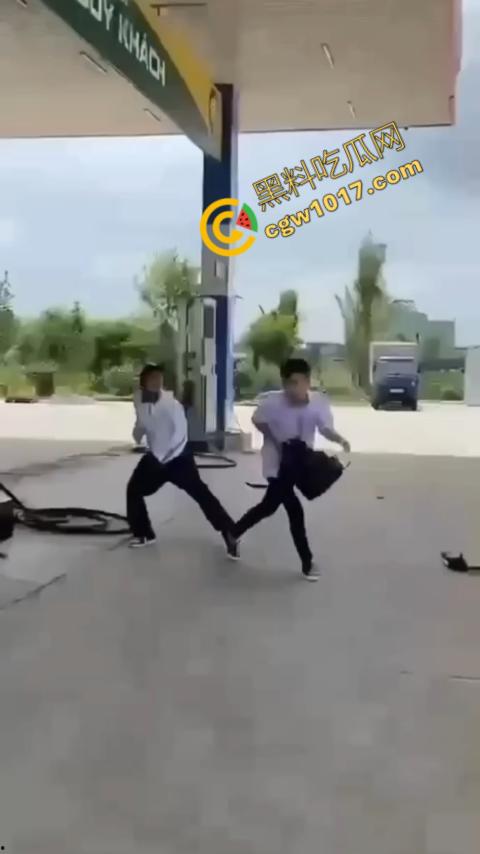 血流如注！越南青年绝地反击，刀刃直捅霸凌者脸颊，鲜血狂涌喷出，震惊全场！  第4张